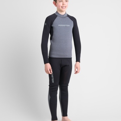 Menino a usar conjunto desportivo cinzento e preto com marca ROOSTER em fundo branco