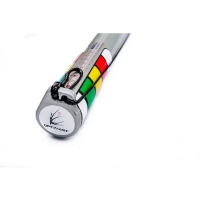 cilindro metálico prateado com corda enrolada e faixas coloridas