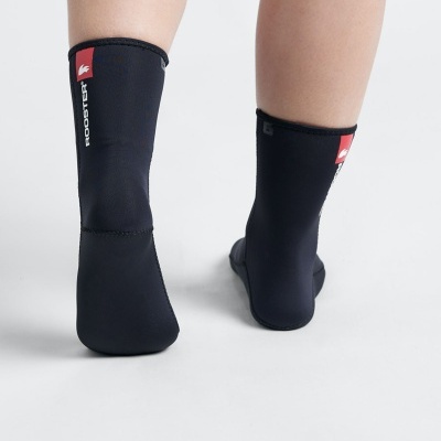 Meias pretas com etiquetas vermelhas e texto 'BOOSTER'