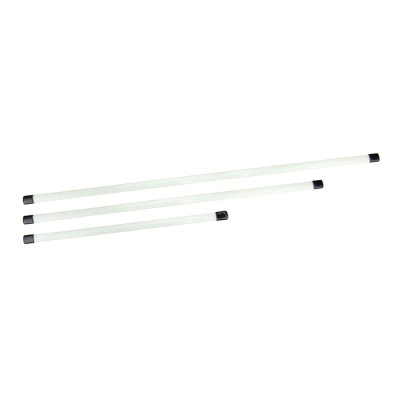 Três varas brancas de plástico com pontas pretas