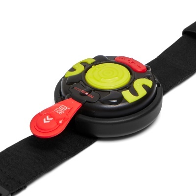 Dispositivo preto com detalhes amarelos e vermelhos numa pulseira preta