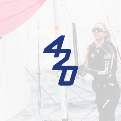 Número 420 em azul sobre imagem de velejadora a velejar com roupa desportiva preta e verde