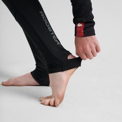 Calças desportivas pretas com estampa ROOSTER e detalhe vermelho no pulso