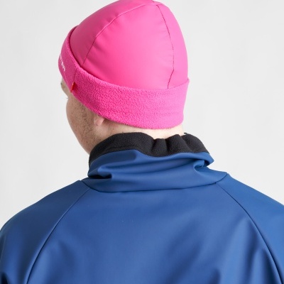 Gorro rosa e jaqueta azul vistos de costas