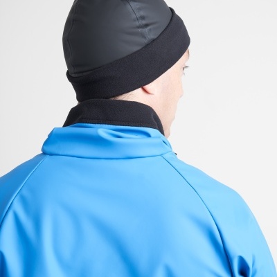Pessoa de costas com gorro preto e casaco azul claro