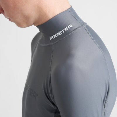 Roupa de neoprene cinzenta com a marca ROOSTER no colarinho e no peito.