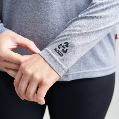 Manga comprida cinzenta com símbolo RECYCLED e calças pretas