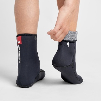 Meias ou botas de neoprene pretas com detalhe cinza e logotipo BACKDOOR