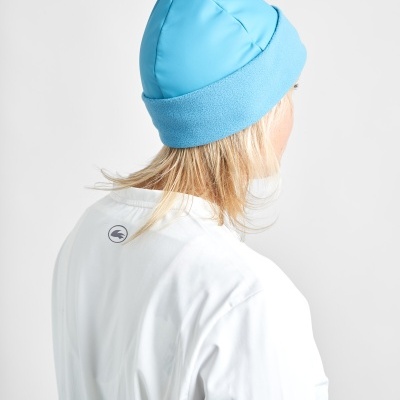 Touca azul clara com tecido liso e polar e t-shirt branca com logótipo circular