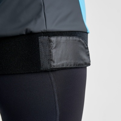 faixa preta com velcro em roupa desportiva cinza e azul claro com leggings pretas