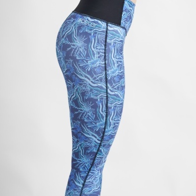 Calças de treino justas com padrão azul e cós preto largo