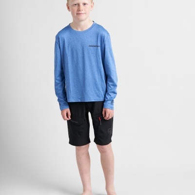 Menino com camisola azul de manga comprida e calções pretos