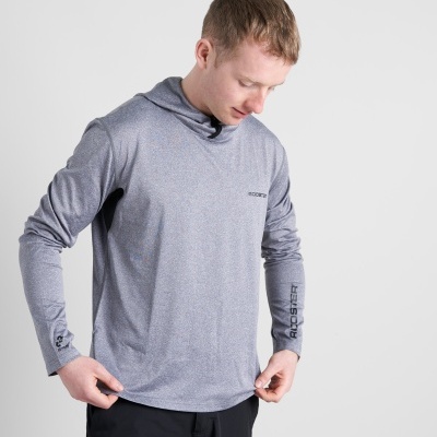 Homem a usar camisola cinzenta com capuz, texto ROOSTER visível nas mangas e peito.