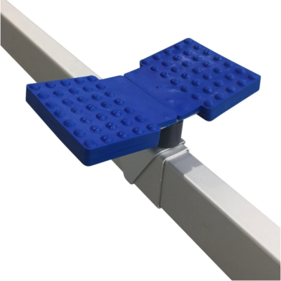 Prancha de exercício azul com superfície texturizada em relevo fixada a estrutura metálica cinzenta