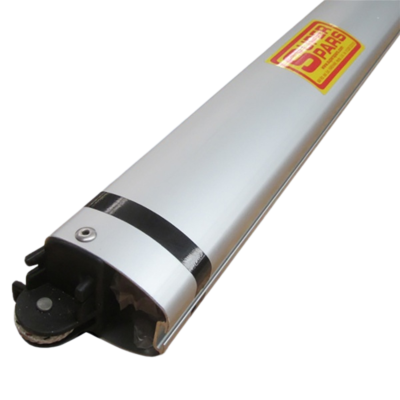 Perfil de alumínio prateado com autocolante 3 PARS e peça preta numa extremidade