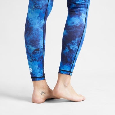 Leggings azuis com padrão abstrato em modelo com pés descalços