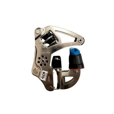 Dispositivo metálico para escalada com partes pretas, azul e vermelha, marca HECA e etiqueta branca