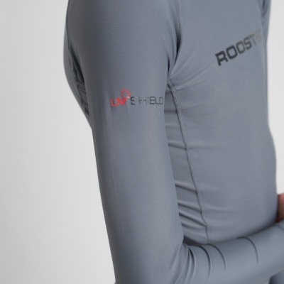 Camisa cinzenta elástica com 'ROOSTER' e 'UV SHIELD' na manga