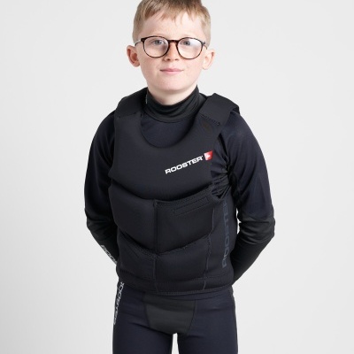 Criança com colete de proteção preto da marca ROOSTER em fundo branco