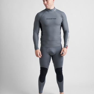 Homem vestido com roupa térmica cinza da marca ROOSTER, em fundo branco