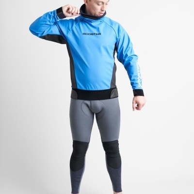 Homem com fato de neoprene azul, preto e cinza com texto ROOSTER, fundo branco