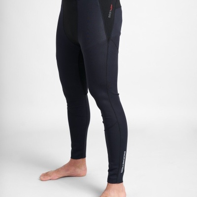 Calças justas desportivas pretas com texto 'STORM DRY' e 'DECATHLON'