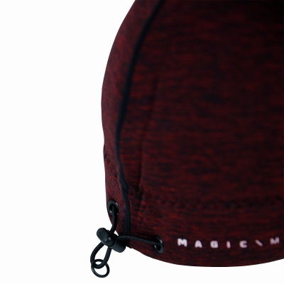 Detalhe de gorro vermelho e preto com cordão ajustável e texto 'MAGICW'