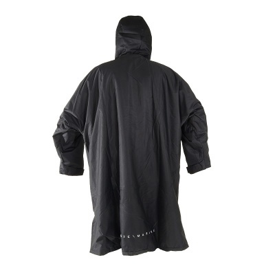 Capa impermeável preta com capuz, vista de trás