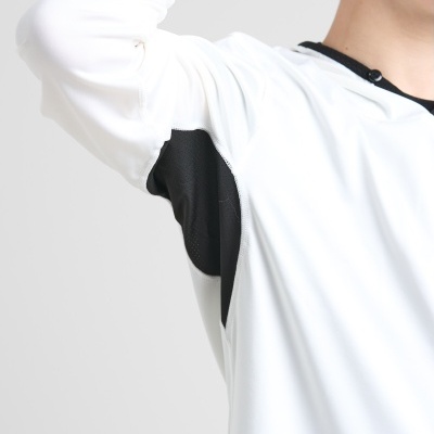 T-shirt branca de manga comprida com detalhes pretos na axila e gola