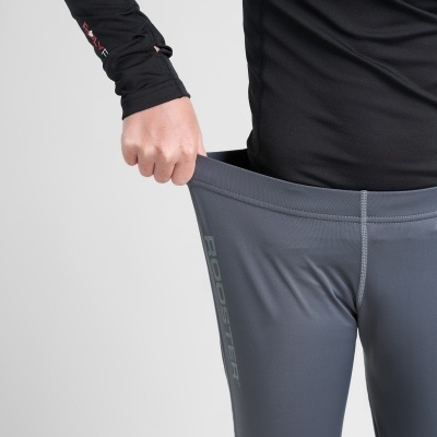 Calças desportivas cinzentas com texto Booster e camisola preta de manga comprida