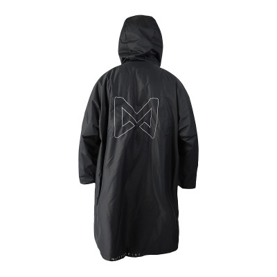 Casaco impermeável preto com capuz e desenho geométrico branco nas costas