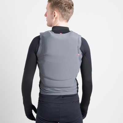 Colete cinzento justado de material técnico leve visto de costas