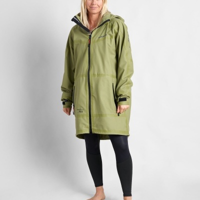 Mulher a usar casaco impermeável verde-oliva com fecho de correr preto e bolsos frontais.