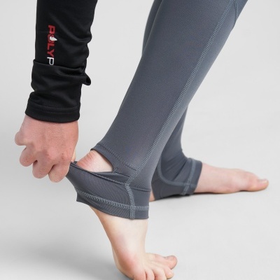 Pessoa vestindo legging cinza escuro com punho ajustável e manga preta com texto POLYP