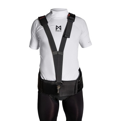 Roupa desportiva branca com arnês preto e logo MARIN.