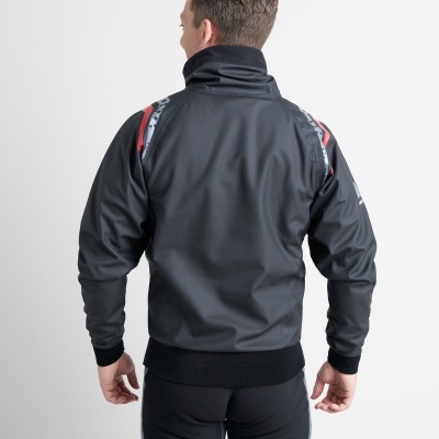 Casaco desportivo preto com padrão branco e vermelho nos ombros, visto de costas