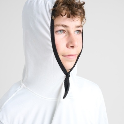 Pessoa jovem com capuz branco e cordão preto usando roupa branca com logo Booster