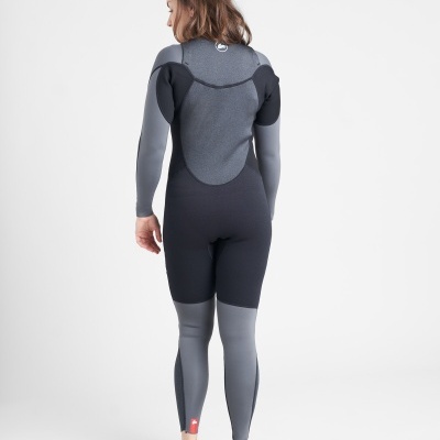 Fato de mergulho cinza e preto visto de costas