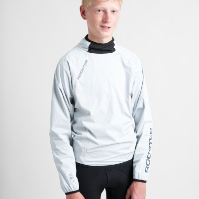 Jovem com camisola impermeável branca Rooster e calças justas pretas num fundo branco