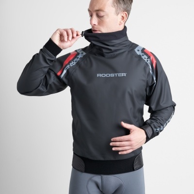 Camisola desportiva preta com gola alta e detalhes vermelhos e cinza