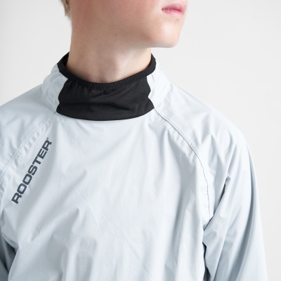 Camisola desportiva cinzenta com gola preta e texto ROOSTER no peito