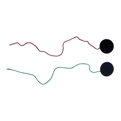 Dois discos negros com fios vermelho e verde em fundo branco