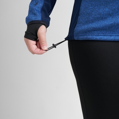 Camisola desportiva azul com cordão de ajuste na bainha e calças pretas justas