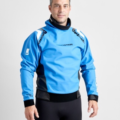 Homem com casaco azul para desporto aquático em fundo branco