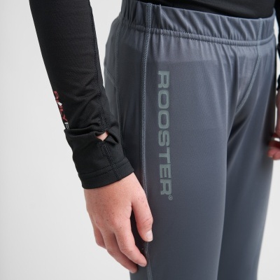 Calças cinzentas técnicas com texto ROOSTER na perna e parte superior preta de manga comprida