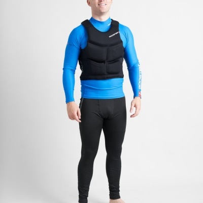 Homem com roupa desportiva azul e preta e colete protector acolchoado preto