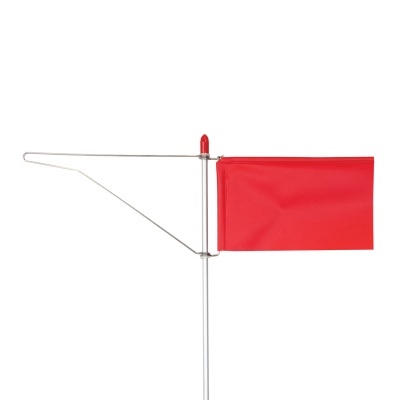 Bandeira vermelha montada em estrutura metálica isolada