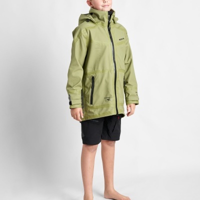 Menino com casaco impermeável verde-oliva e calções pretos em fundo branco