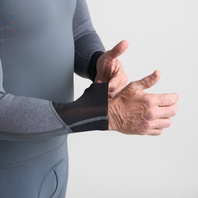 Pessoa vestindo roupa de neoprene cinza com texto ROOSTER no peito