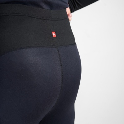 Calças justas pretas com detalhe de cintura e etiqueta vermelha